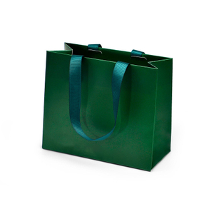 Borsa regalo di carta kraft bianca di lusso in cartone stampato su misura con sacchetti di carta con manico a nastro per la borsa della spesa con il tuo logo